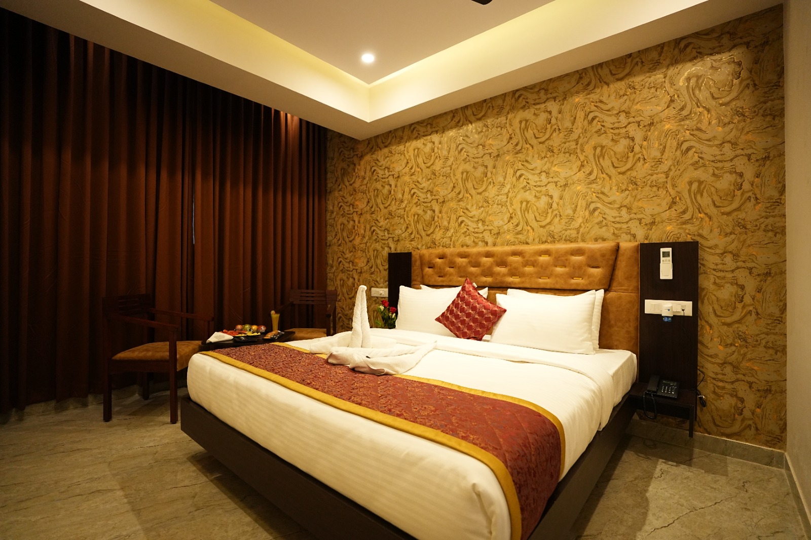 Deluxe Room Royal Nandhana - Spacious King Bed